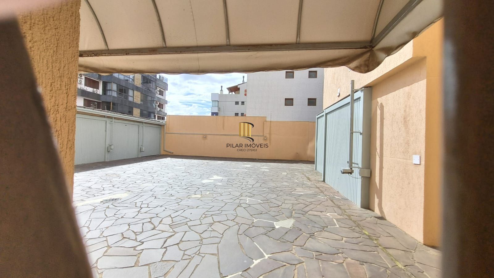 Linda cobertura de 4 dormitórios,1 suíte , 4 banheiros para venda, 4 vagas de garagens cobertas e escrituradas, 1 terraço com deck, piscina e churrasqueira no bairro Jardim Lindóia em Porto Alegre/RS.