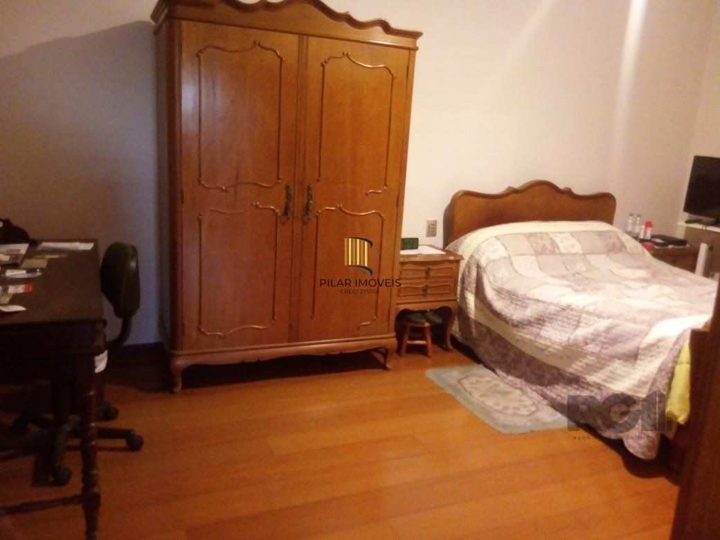 Casa para Venda - 320m², 4 dormitórios, sendo 2 suites, 5 vagas - Santo Antonio