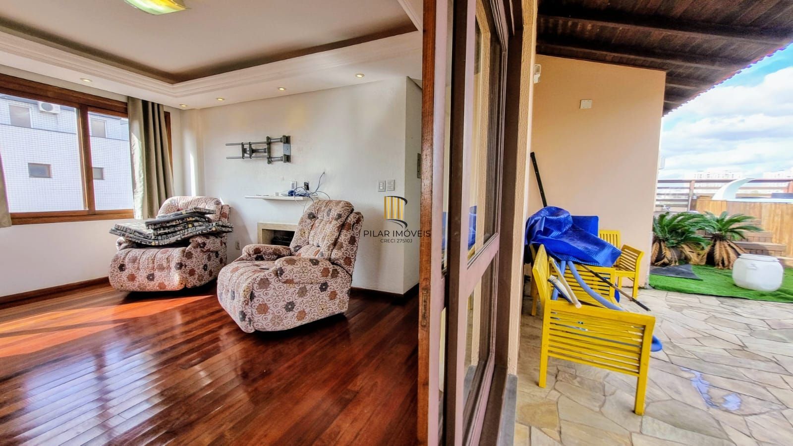 Linda cobertura de 4 dormitórios,1 suíte , 4 banheiros para venda, 4 vagas de garagens cobertas e escrituradas, 1 terraço com deck, piscina e churrasqueira no bairro Jardim Lindóia em Porto Alegre/RS.