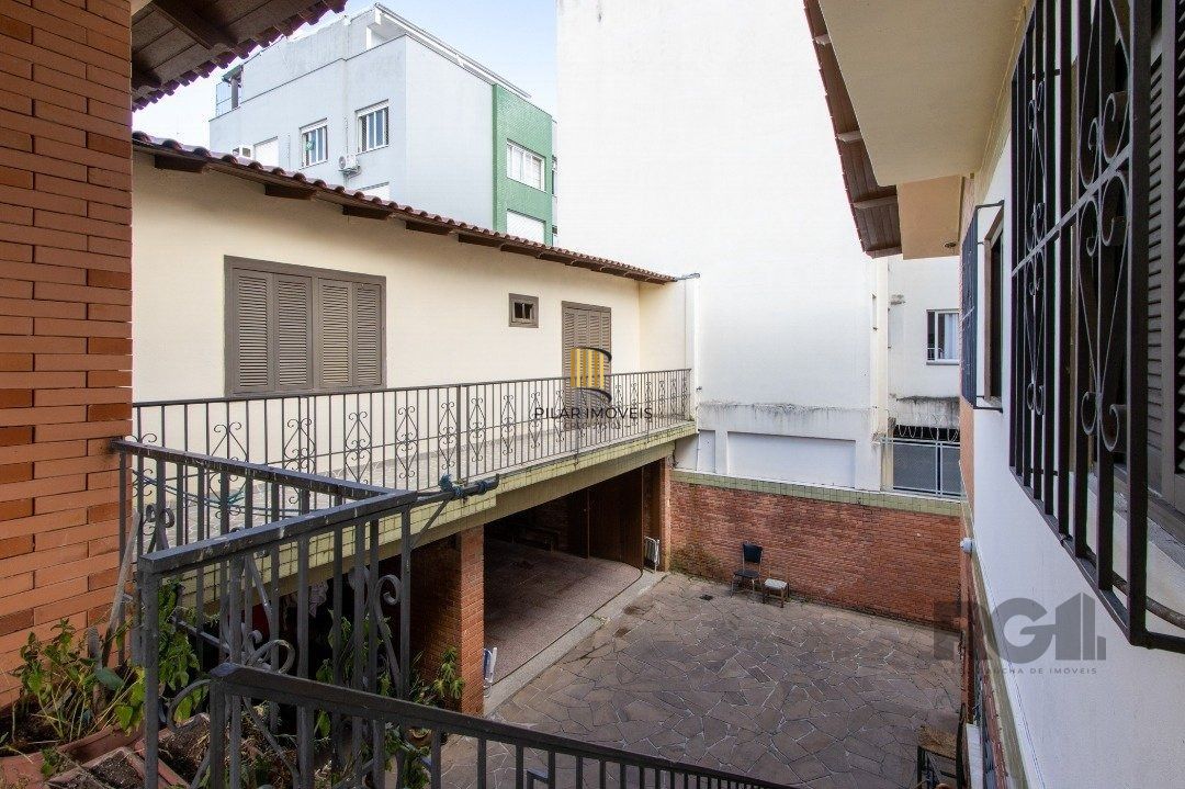 Casa com 07 dormitórios, no bairro Santana, à venda