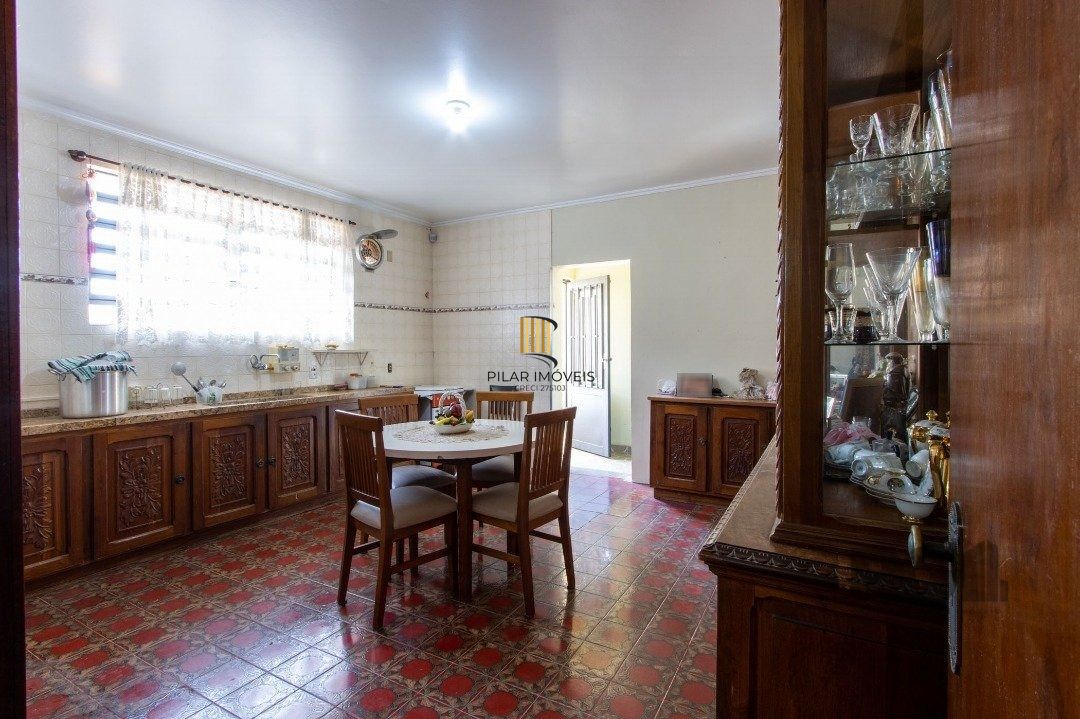 Casa com 07 dormitórios, no bairro Santana, à venda