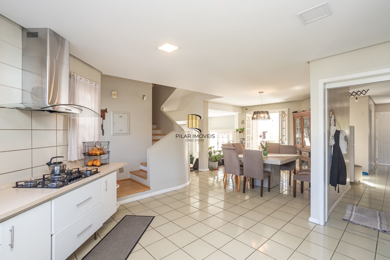 Casa 4 dormitórios no bairro Igara