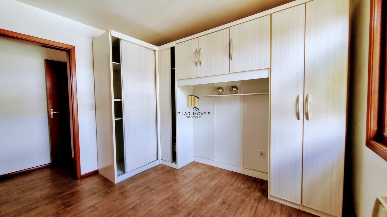 Linda cobertura de 4 dormitórios,1 suíte , 4 banheiros para venda, 4 vagas de garagens cobertas e escrituradas, 1 terraço com deck, piscina e churrasqueira no bairro Jardim Lindóia em Porto Alegre/RS.