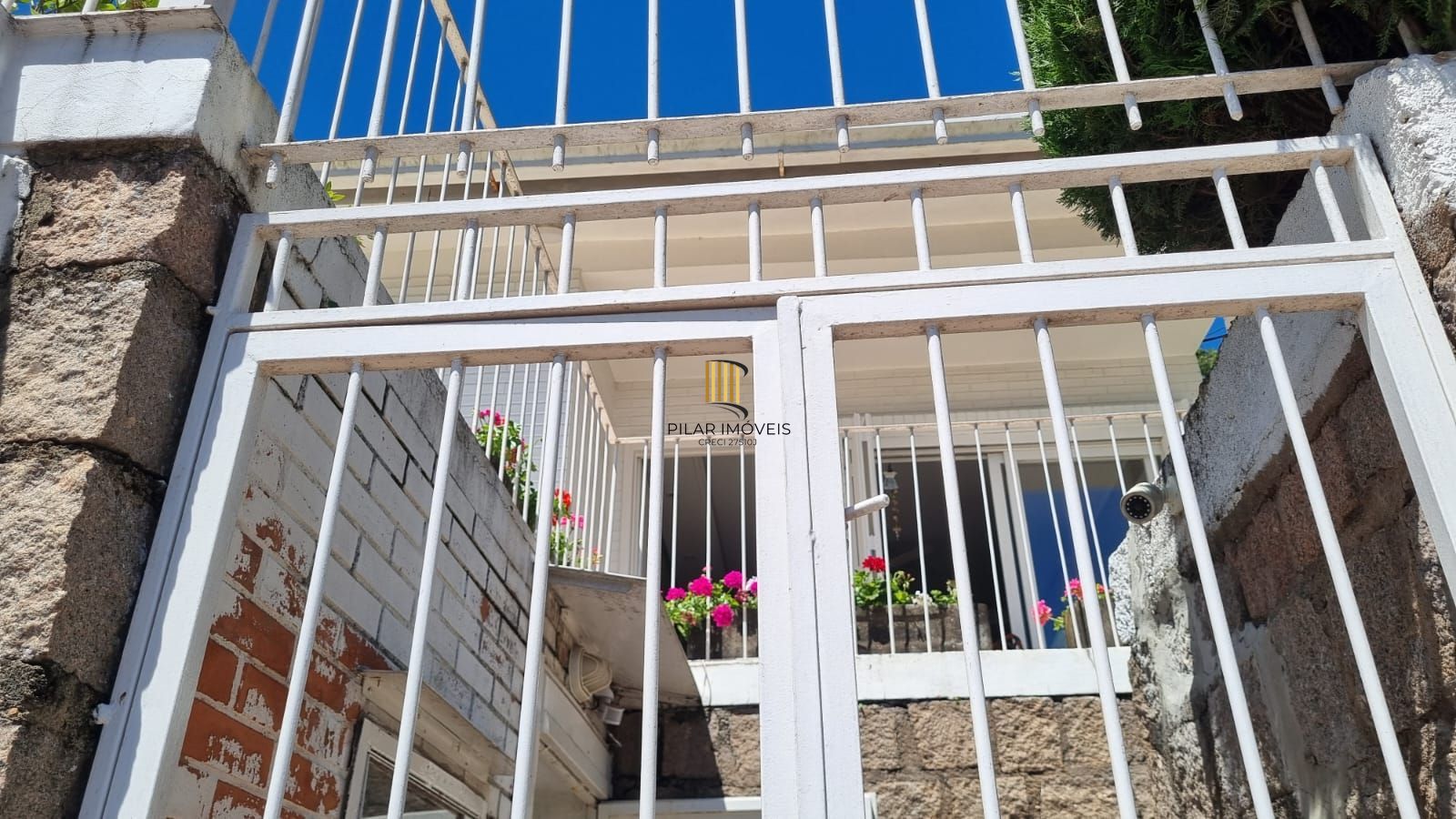 Casa Espetacular com Vista Deslumbrante, Reformada por Arquiteto de 2 dormitórios, suíte, próximo a PUC e Carrefour no bairro Partenon em Porto Alegre/RS/