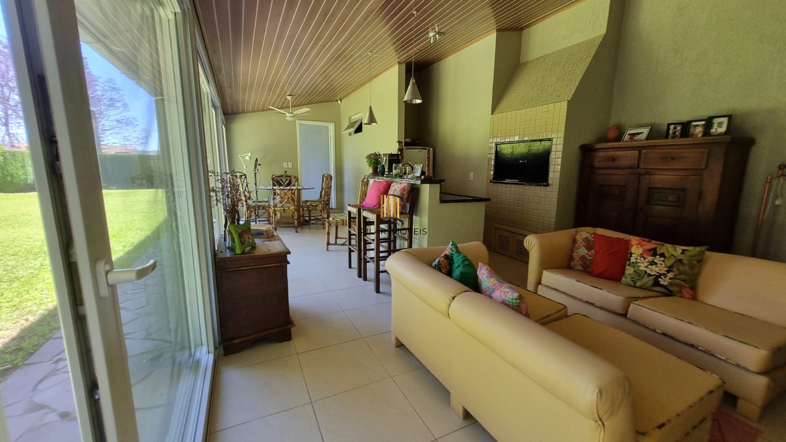 Casa Espetacular com Vista Deslumbrante, Reformada por Arquiteto de 2 dormitórios, suíte, próximo a PUC e Carrefour no bairro Partenon em Porto Alegre/RS/