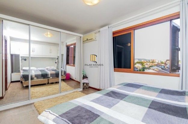 Linda cobertura de 4 dormitórios,1 suíte , 4 banheiros para venda, 4 vagas de garagens cobertas e escrituradas, 1 terraço com deck, piscina e churrasqueira no bairro Jardim Lindóia em Porto Alegre/RS.