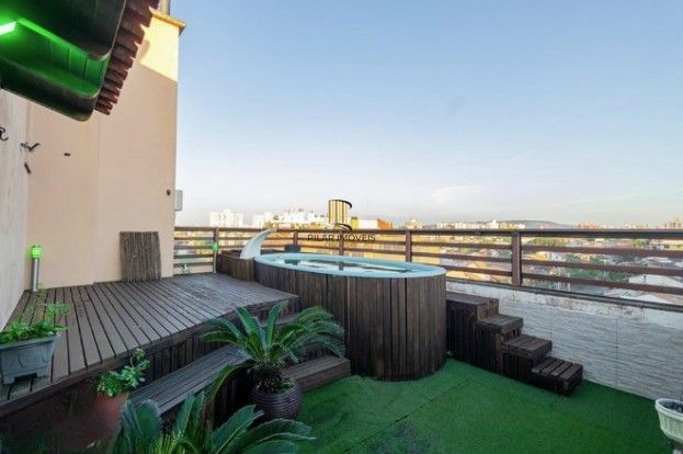 Linda cobertura de 4 dormitórios,1 suíte , 4 banheiros para venda, 4 vagas de garagens cobertas e escrituradas, 1 terraço com deck, piscina e churrasqueira no bairro Jardim Lindóia em Porto Alegre/RS.