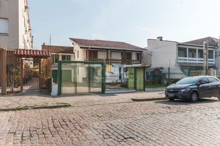 Casa para Venda - 247m², 4 dormitórios, sendo 1 suites, 5 vagas - Glória
