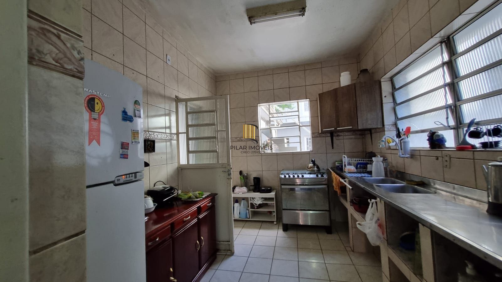 Casa Residencial de 2 pisos com  3 dormitórios , 2 banheiros + 1anexo com 2 aptos JKs , construído nos fundos do terreno no bairro Cidade Baixa/Azenha em Porto Alegre/RS.
