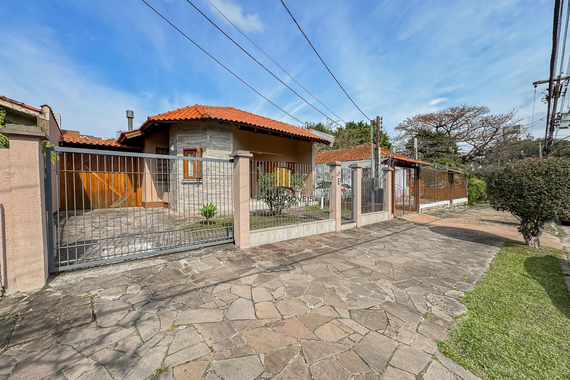Casa de 3 dormitórios, suíte, 3 banheiros para venda em excelente localização no bairro Chácara das Pedras em Porto Alegre/RS.