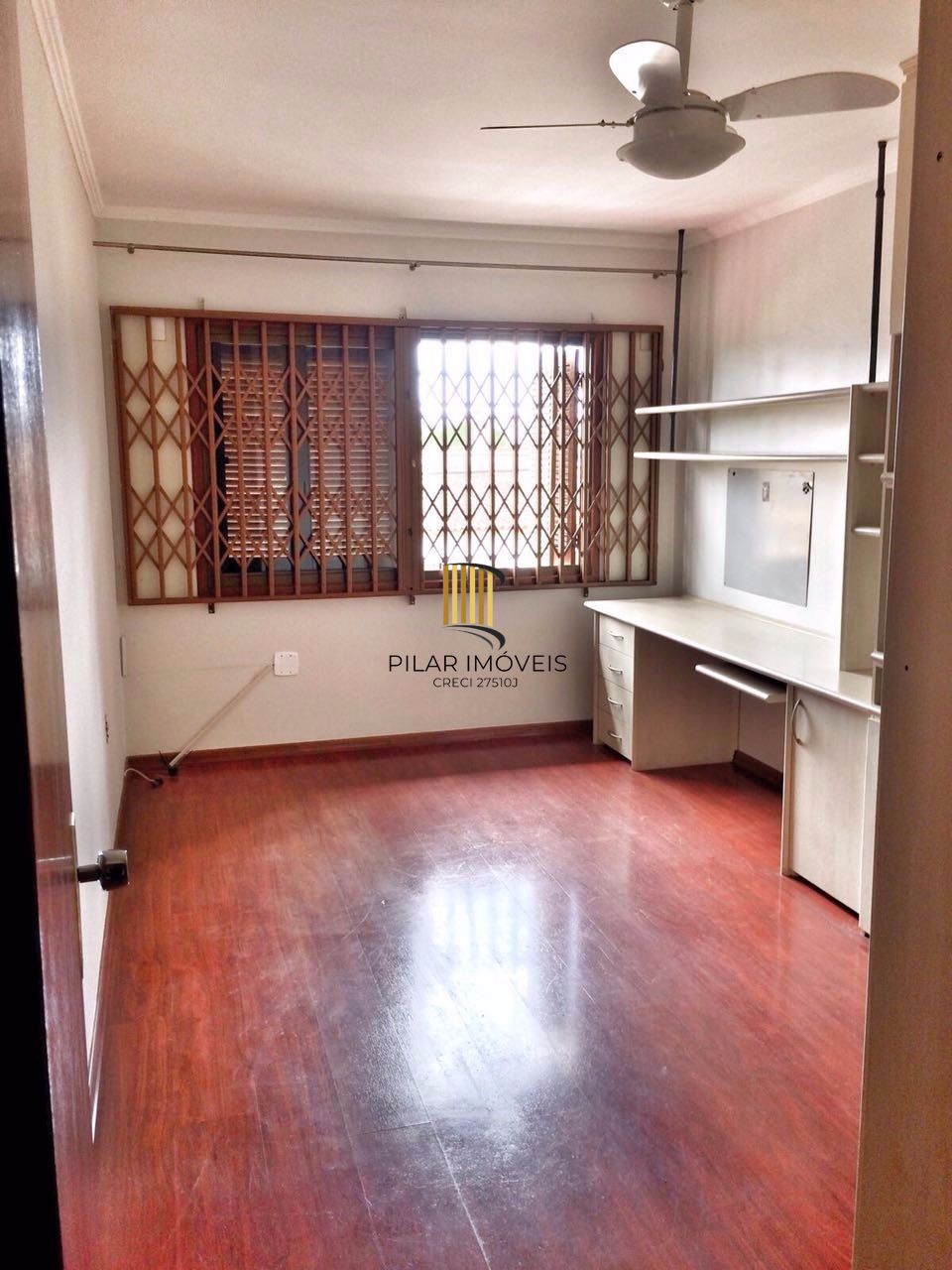 Casa para Venda - 293m², 3 dormitórios, sendo 1 suites, 4 vagas - Partenon