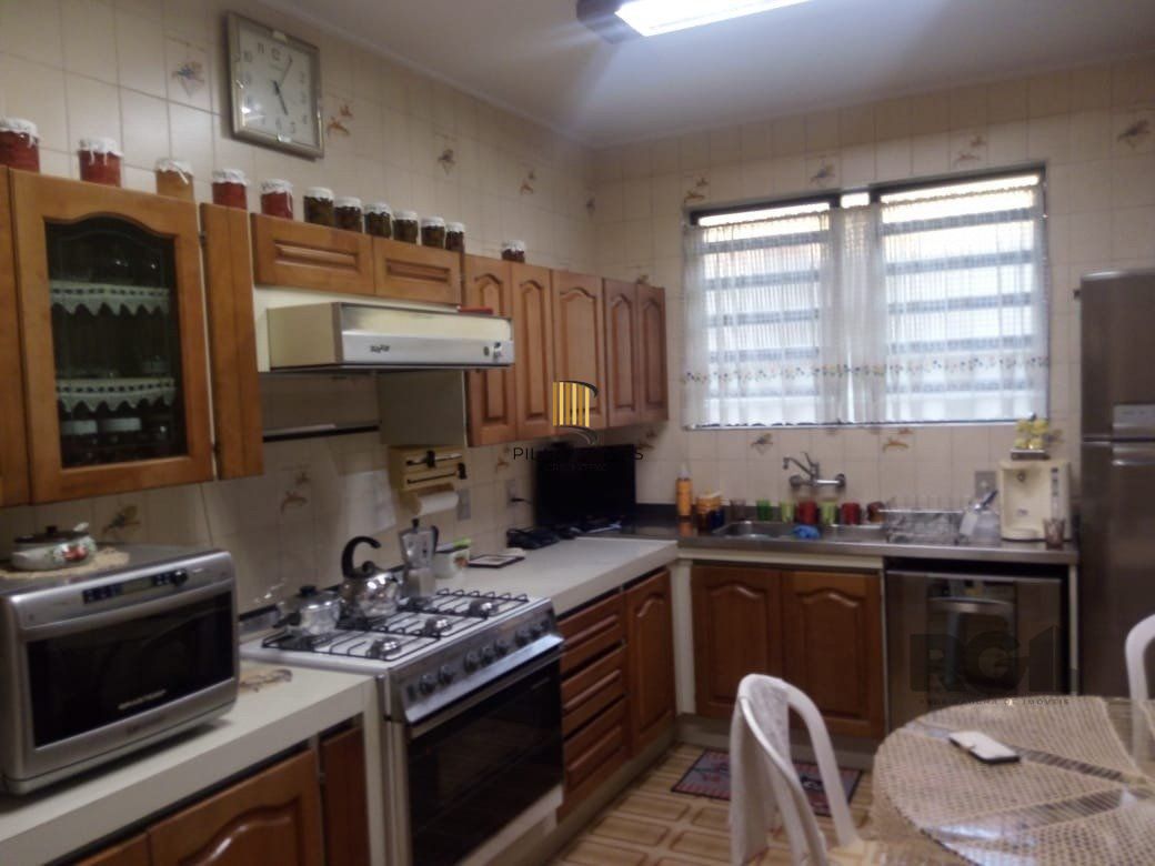 Casa para Venda - 320m², 4 dormitórios, sendo 2 suites, 5 vagas - Santo Antonio