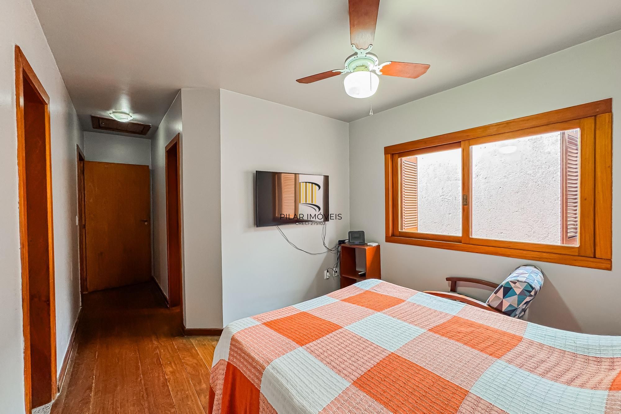 Casa de 3 dormitórios, suíte, 3 banheiros para venda em excelente localização no bairro Chácara das Pedras em Porto Alegre/RS.