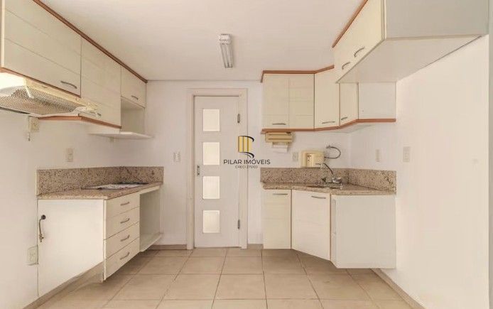 Apartamento térreo com 3 dormitórios no bairro Azenha!