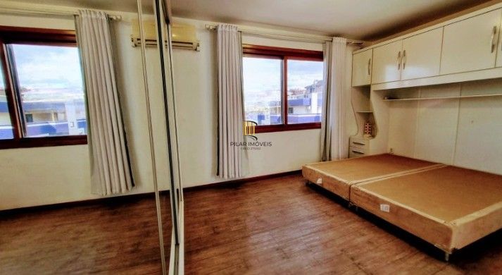 Linda cobertura de 4 dormitórios,1 suíte , 4 banheiros para venda, 4 vagas de garagens cobertas e escrituradas, 1 terraço com deck, piscina e churrasqueira no bairro Jardim Lindóia em Porto Alegre/RS.