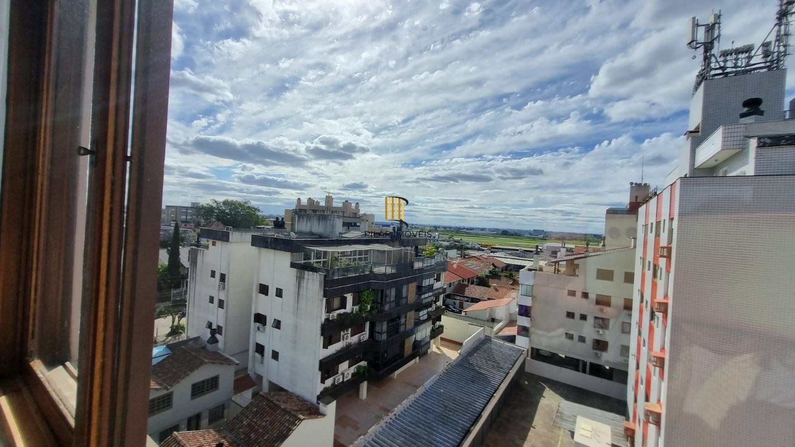 Linda cobertura de 4 dormitórios,1 suíte , 4 banheiros para venda, 4 vagas de garagens cobertas e escrituradas, 1 terraço com deck, piscina e churrasqueira no bairro Jardim Lindóia em Porto Alegre/RS.