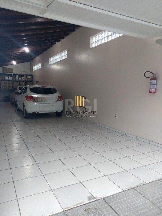 Casa para Venda - 249.86m², 3 dormitórios, sendo 1 suites, 4 vagas - Medianeira