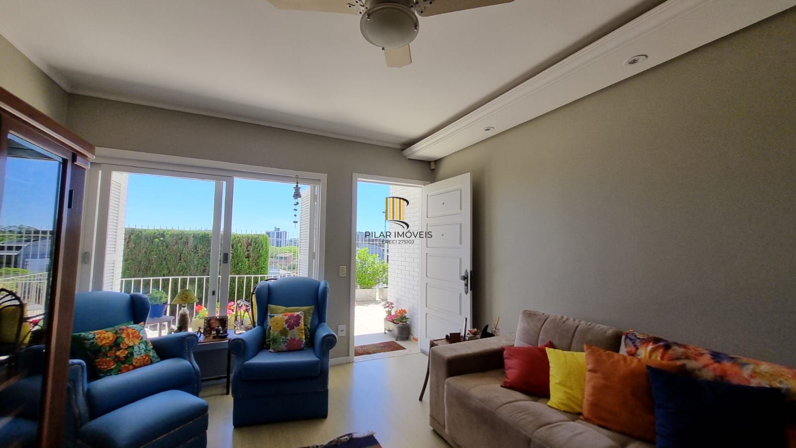 Casa Espetacular com Vista Deslumbrante, Reformada por Arquiteto de 2 dormitórios, suíte, próximo a PUC e Carrefour no bairro Partenon em Porto Alegre/RS/