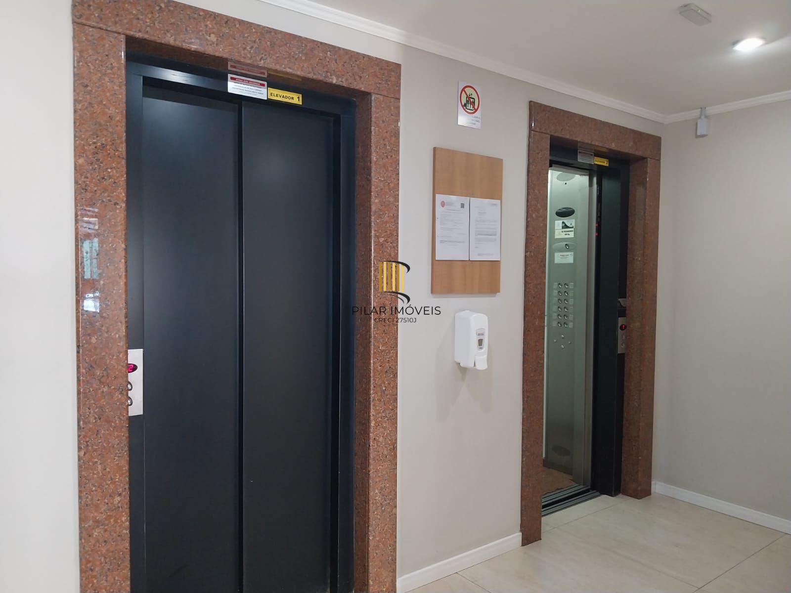 Apartamento de 2 dormitórios com vaga de garagem e sacada no Bairro Santana
