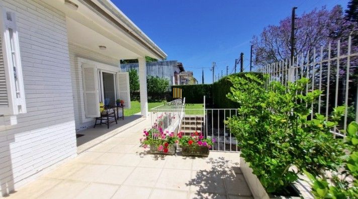 Casa Espetacular com Vista Deslumbrante, Reformada por Arquiteto de 2 dormitórios, suíte, próximo a PUC e Carrefour no bairro Partenon em Porto Alegre/RS/