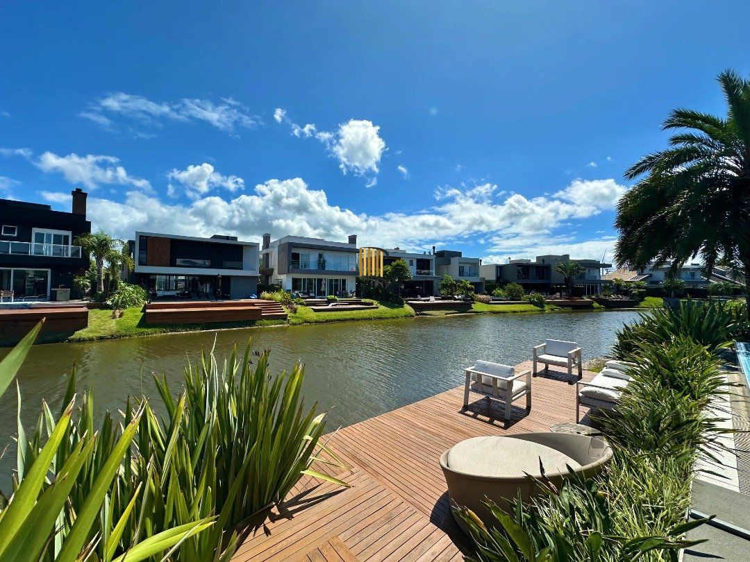 SOBRADO BEIRA LAGO À VENDA NO CONDOMÍNIO MALIBU 