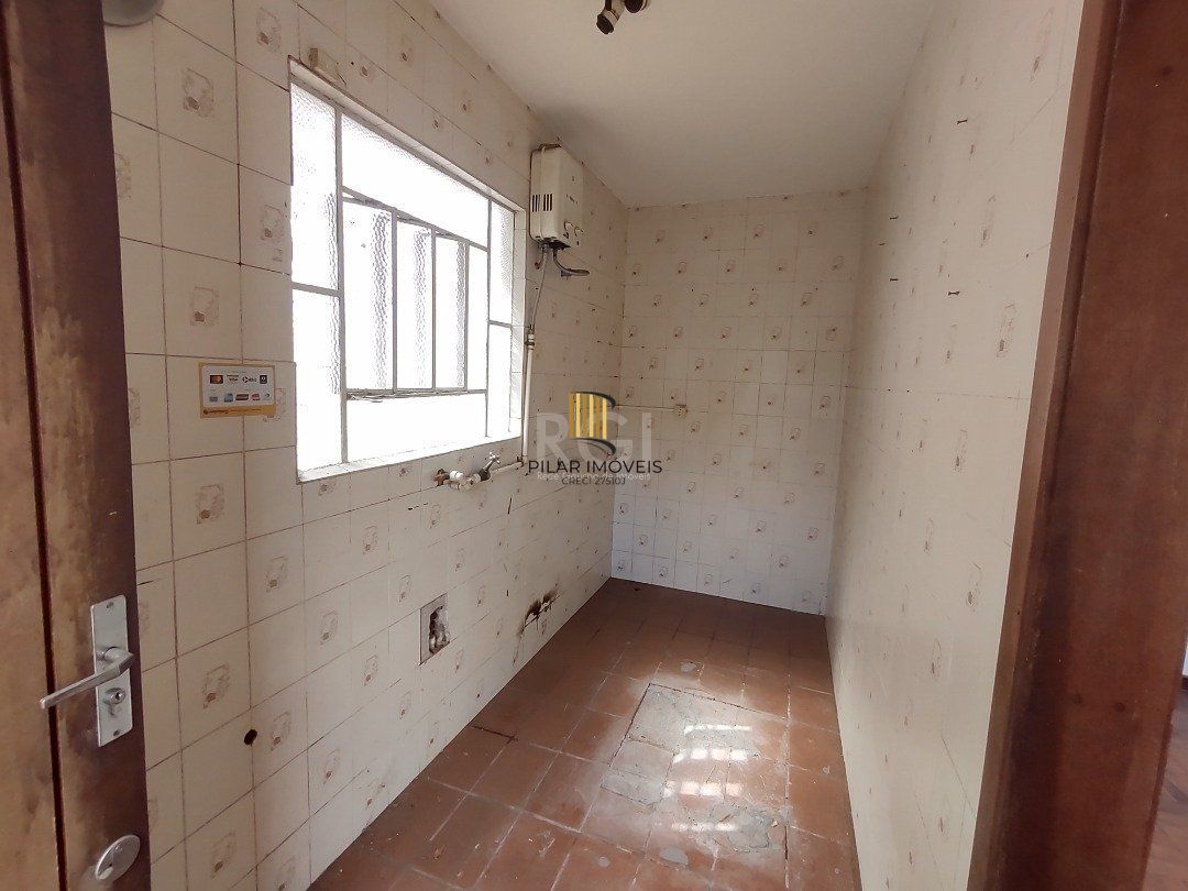 Casa à venda com 3 quartos, 1 vaga e pátio - Bairro Medianeira
