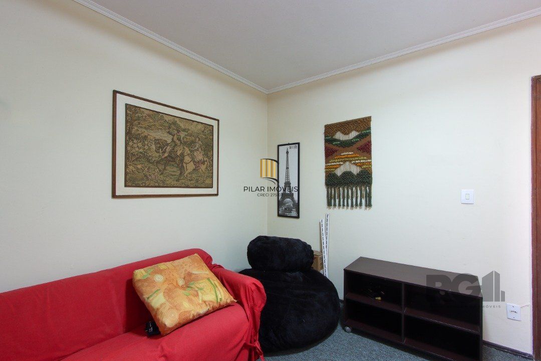 Casa a venda com 03 dormitórios, living 03 ambientes com vista para o Rio.