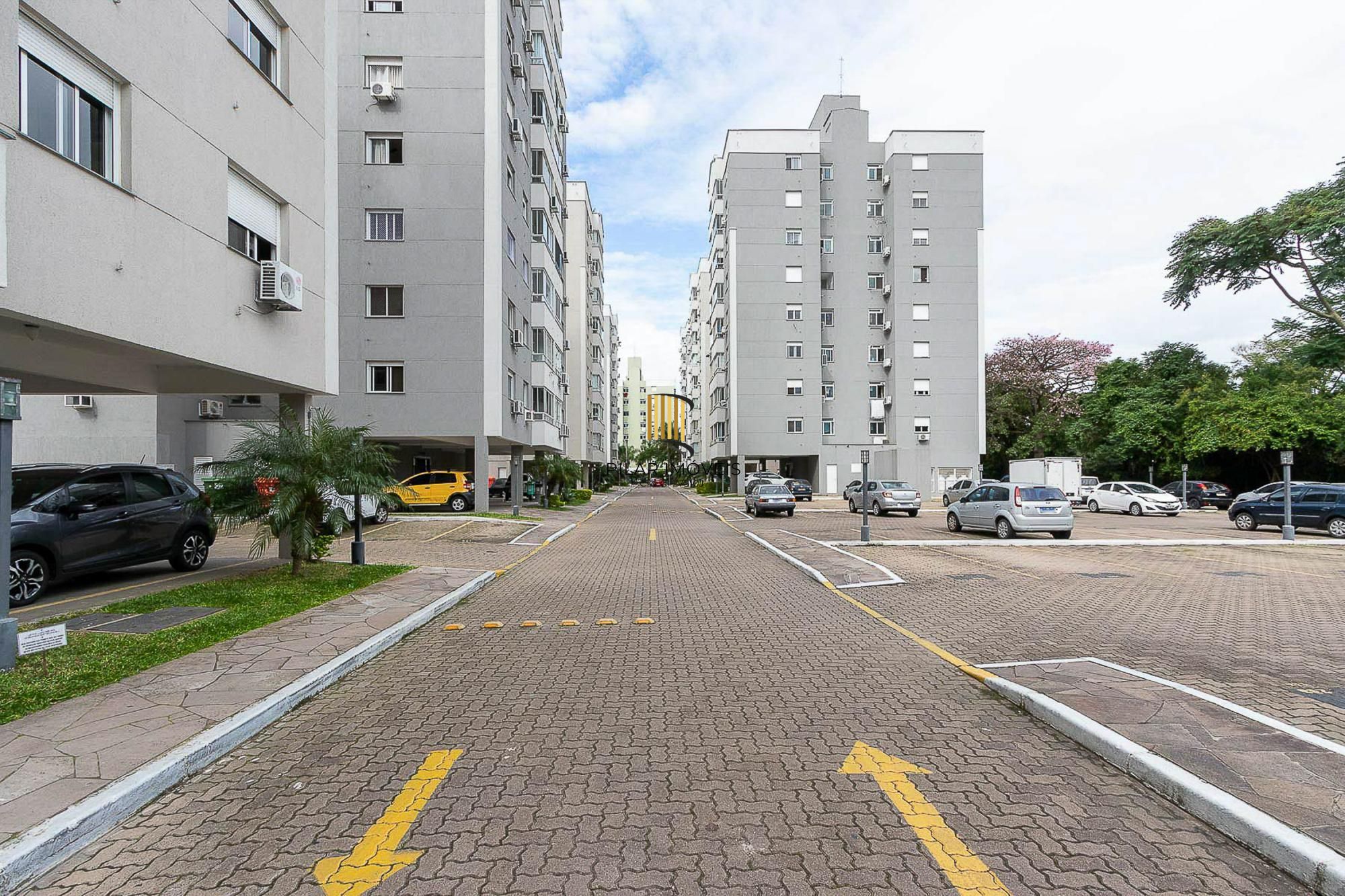 Apartamento de 3 dormitórios, 1 banheiro e uma vaga de garagem.