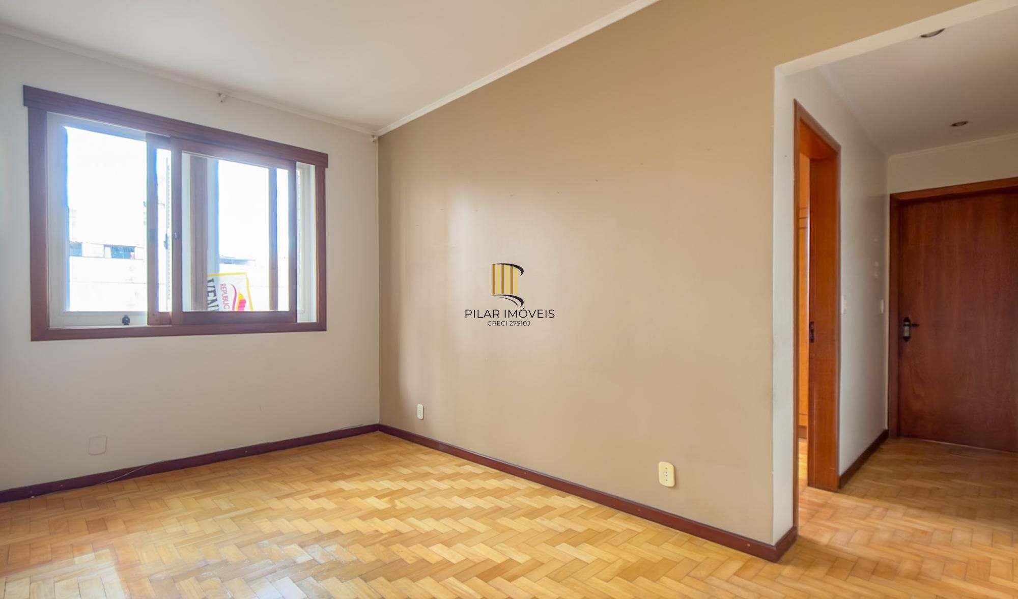 Apartamento no Centro Histórico de Porto Alegre – 2 dormitórios e 2 banheiros, dependência e elevador.