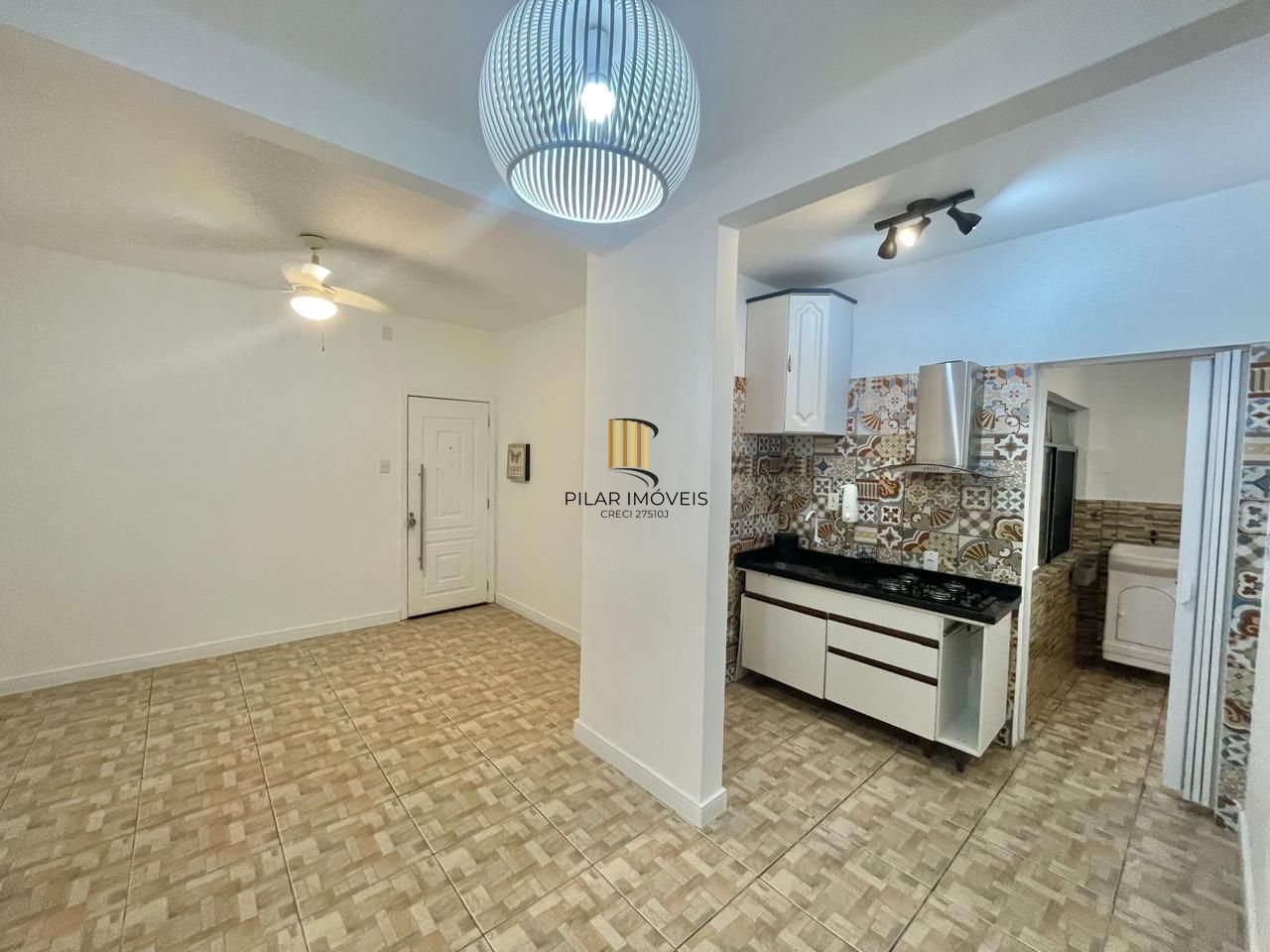 Parte da área externa que possui uma cobertura, após a venda, deve voltar a forma original, sem cobertura. Apartamento estilo garden com área externa privativa, 02 quartos com ventilador de teto, livi