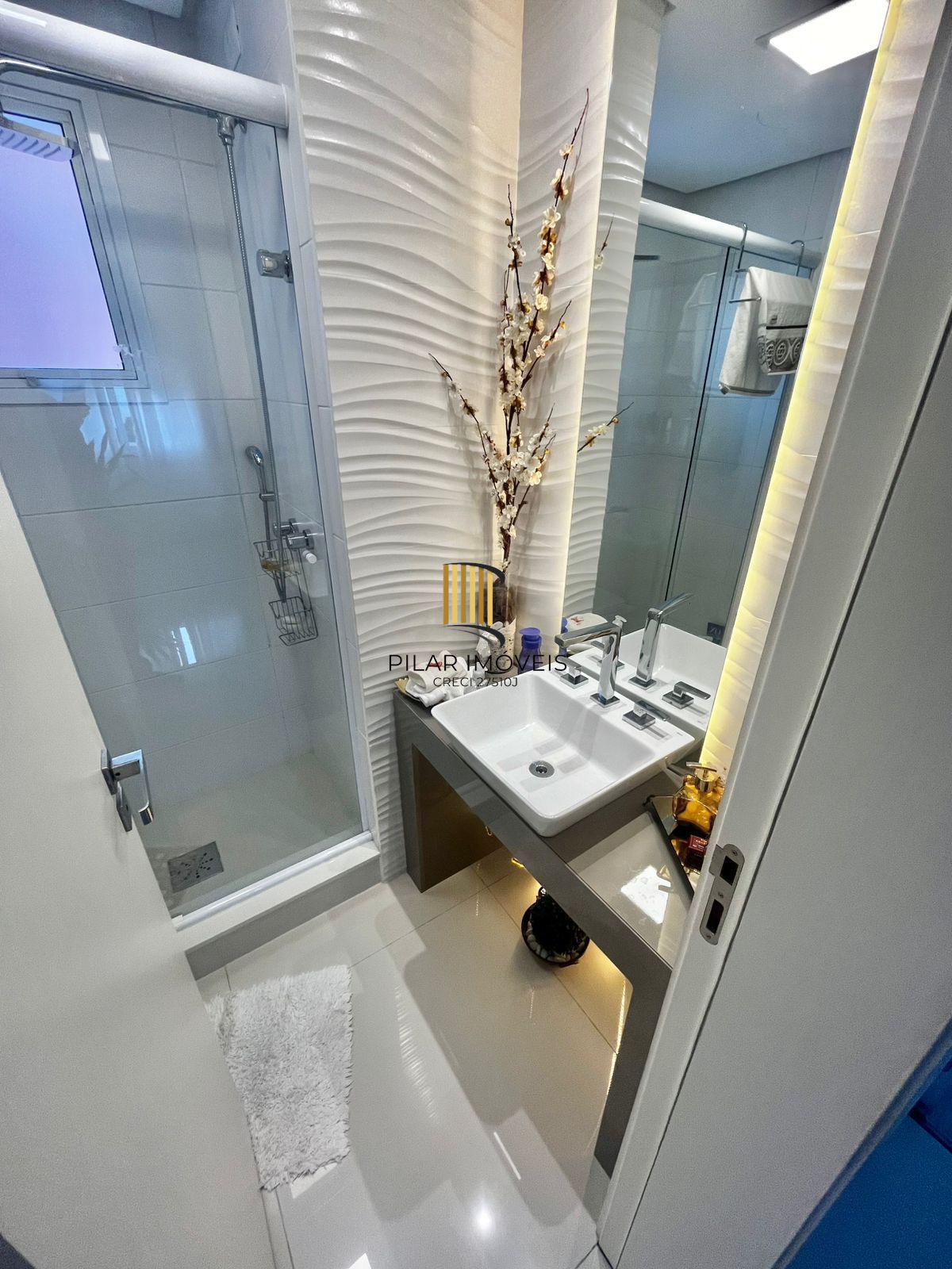 Apto de 03 dorm, sendo 01 suíte, 02 vagas, 103 m2, na João Obino, semi mobiliado