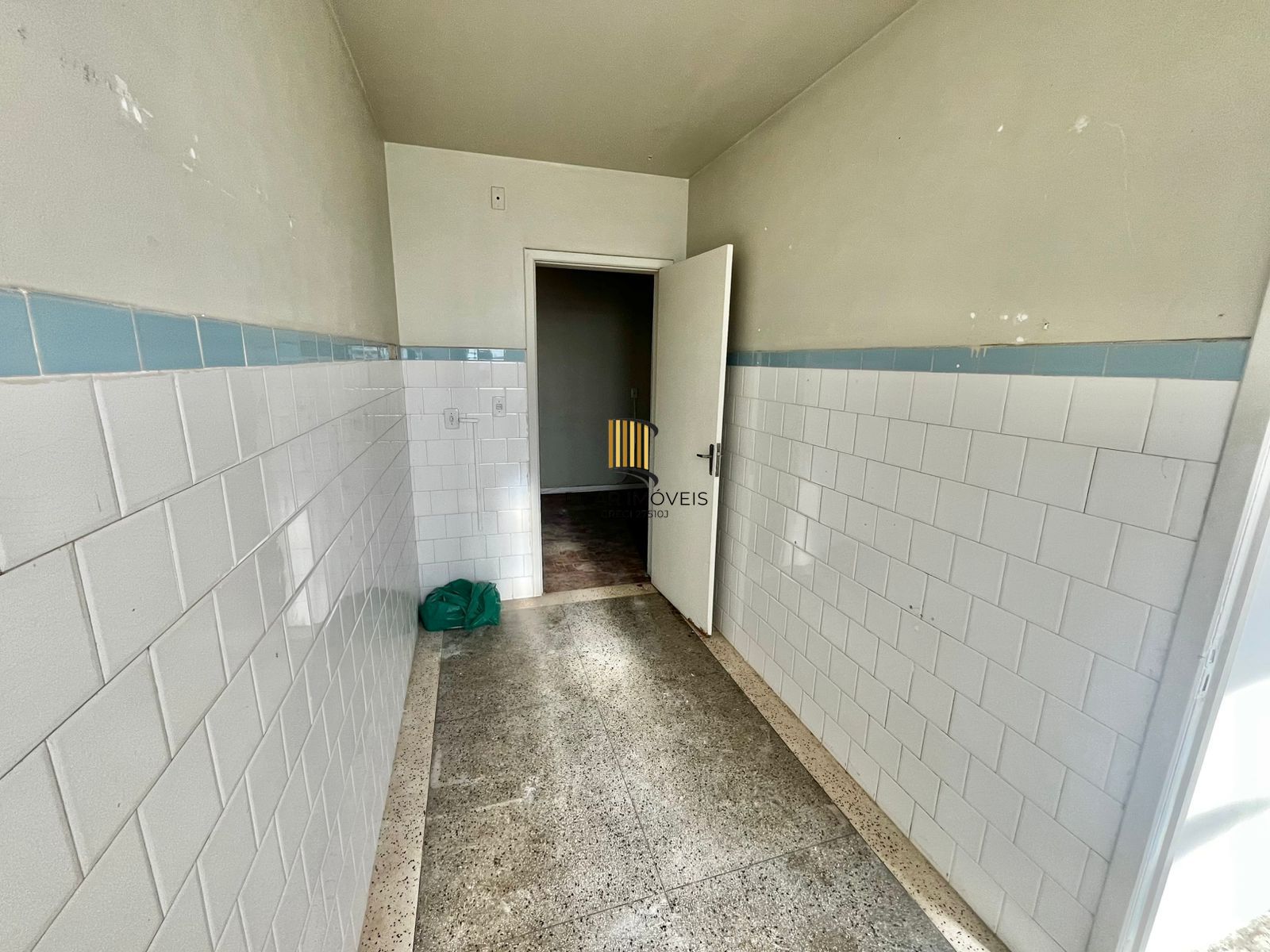 Apto de 01 dorm, no Passo da Areia, 45 m2, 2 lances de escada, ótima localização