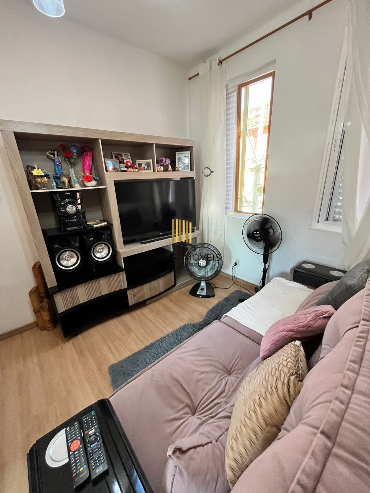 Apto de 02 dorm, sala, banho, cozinha, reformado, 01 lance de escada