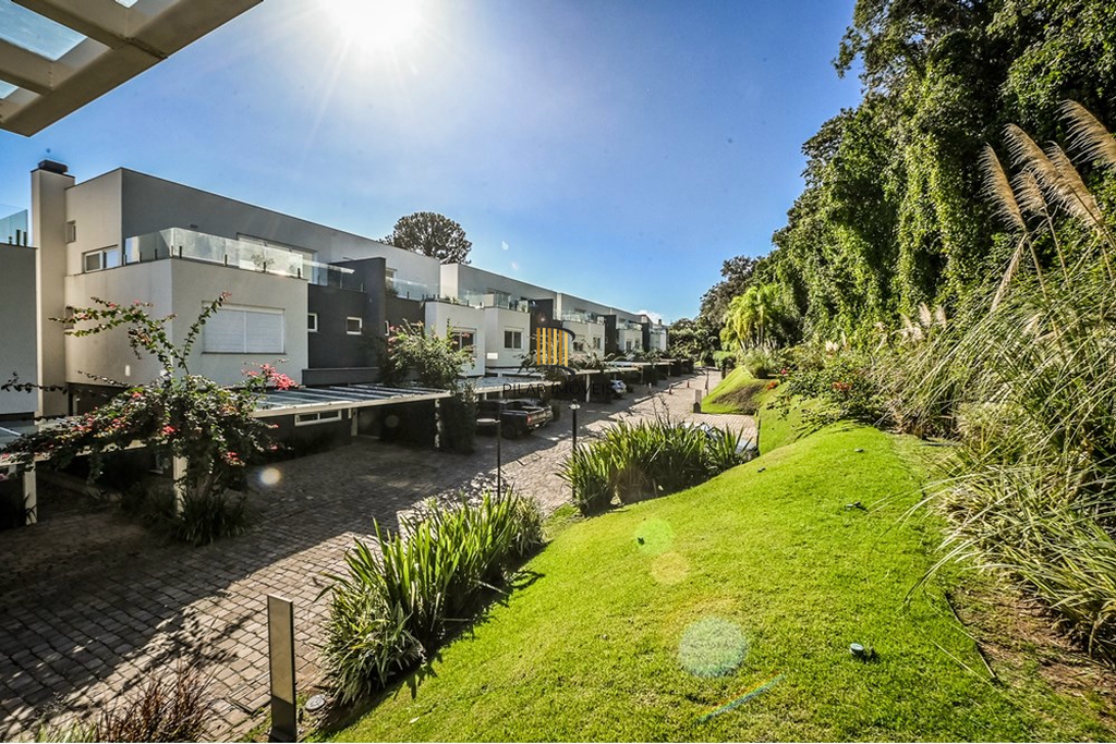 Casa de Condomínio 3 dormitórios no bairro Pedra Redonda