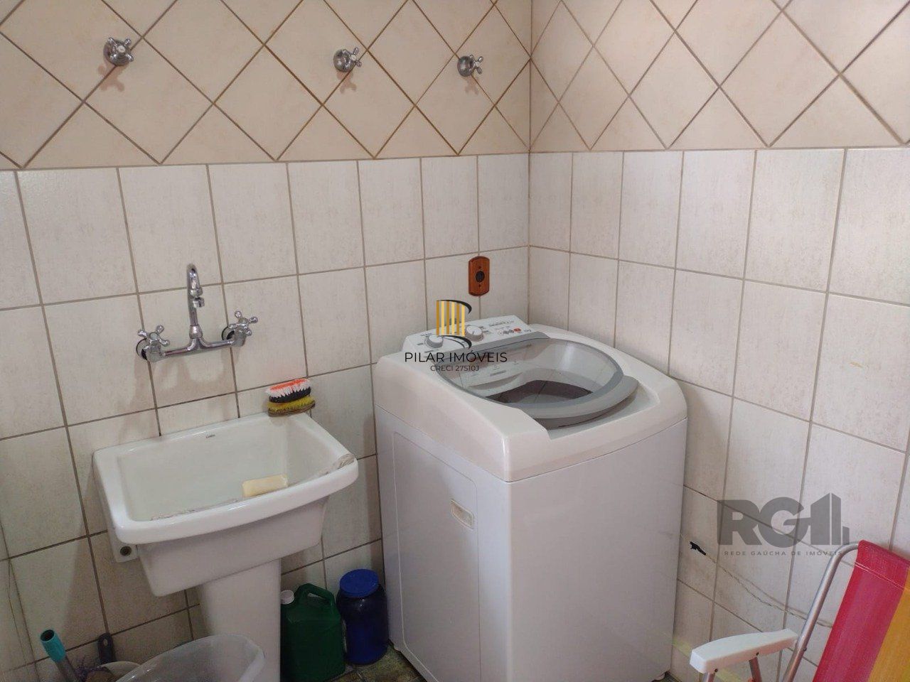 Casa semi mobiliada, 4 dormitórios, 5 vagas Bairro Vila Cachoeirinha