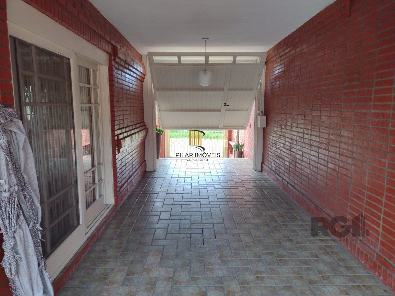 Casa semi mobiliada, 4 dormitórios, 5 vagas Bairro Vila Cachoeirinha