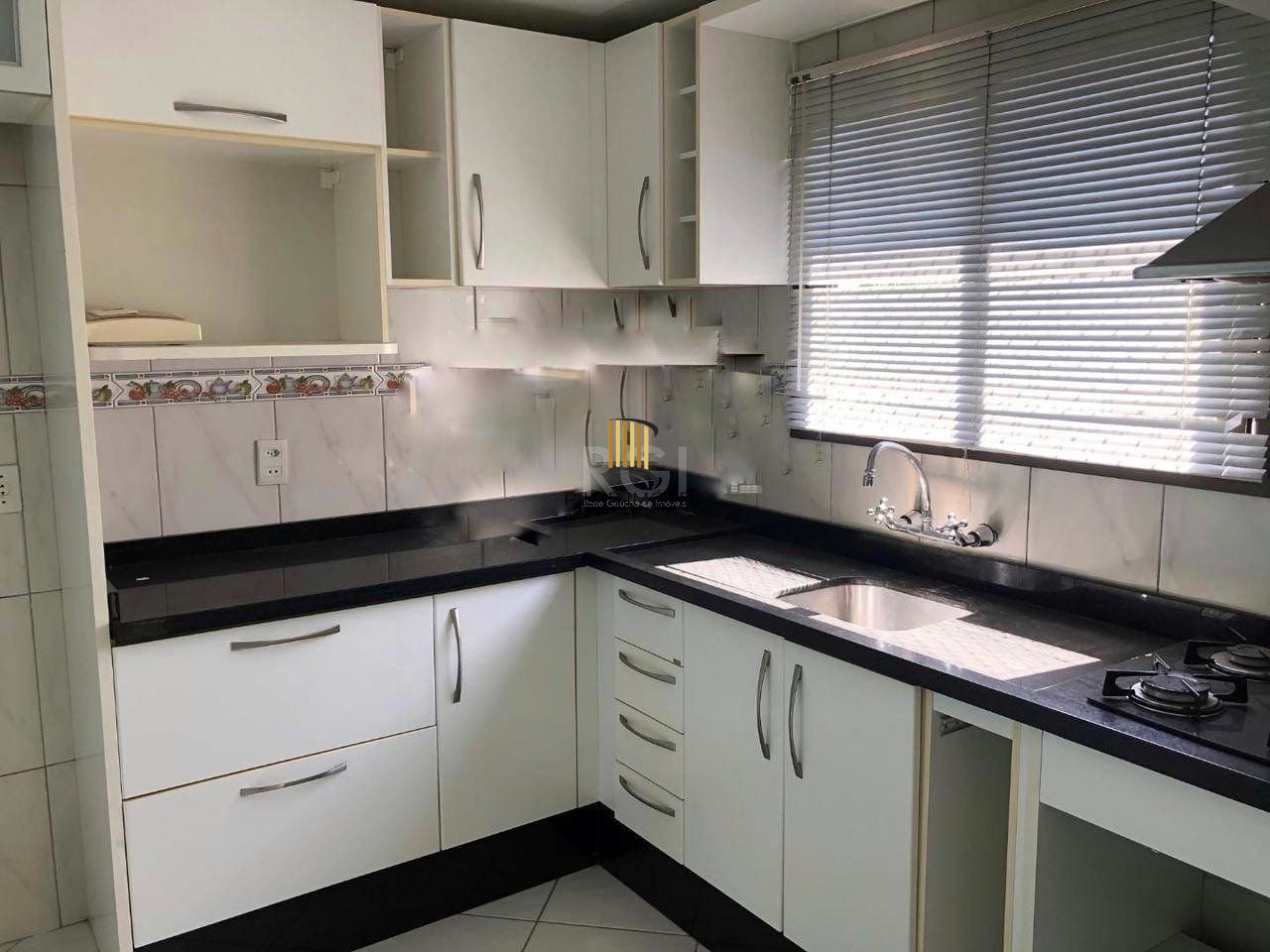 Apartamento semi mobiliado, 2 dormitórios, 1 suíte, vaga de garagem, Bairro Vila Veranópolis
