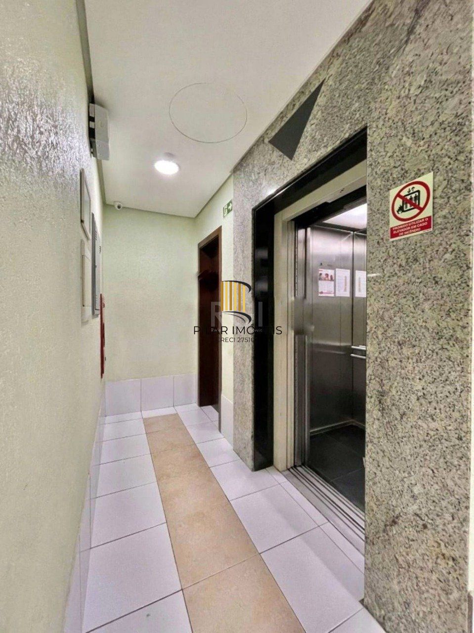 Apartamento semi mobiliado, 2 dormitórios, 1 suíte, vaga de garagem, Bairro Vila Veranópolis