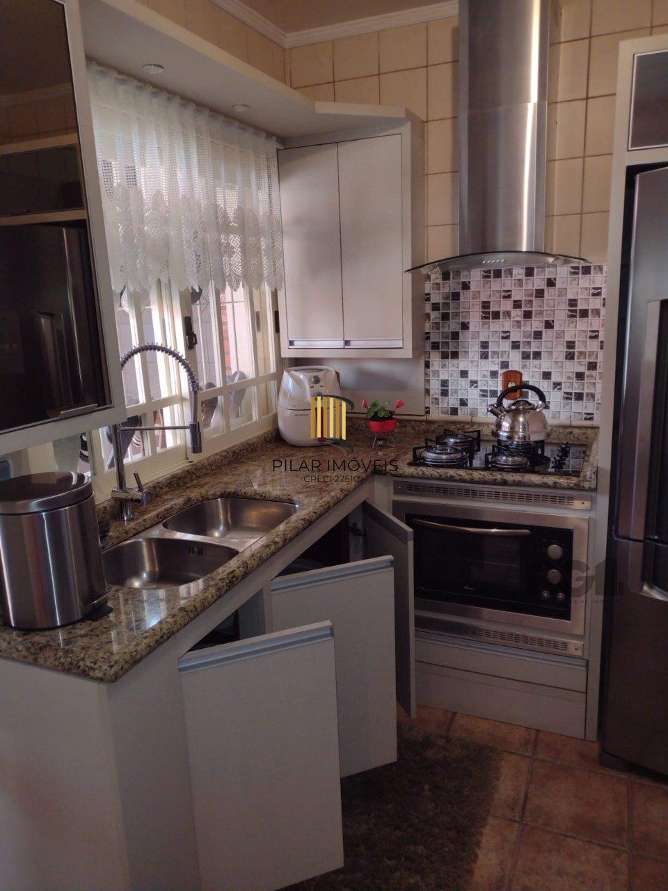 Casa semi mobiliada, 4 dormitórios, 5 vagas Bairro Vila Cachoeirinha