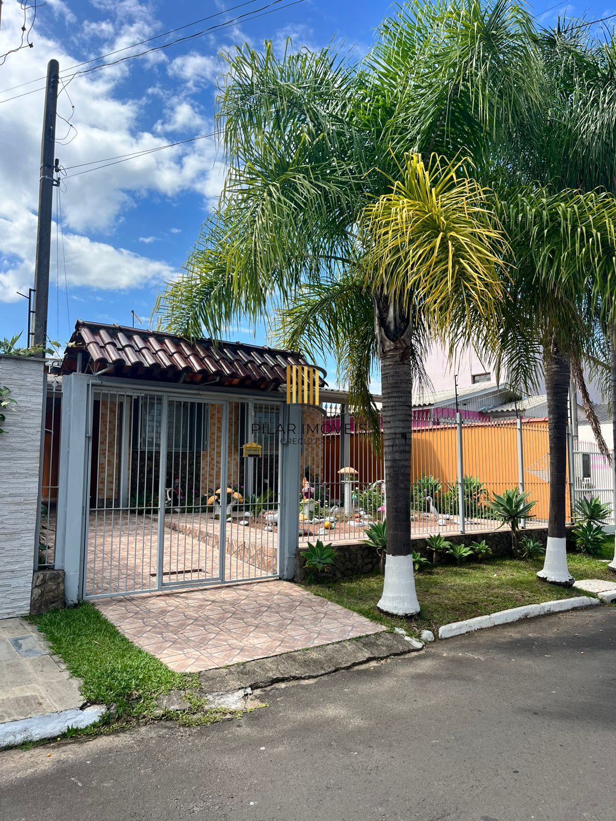 Casa 3 dormitórios, 1 suíte, 2 vagas, Bairro Parque Florido