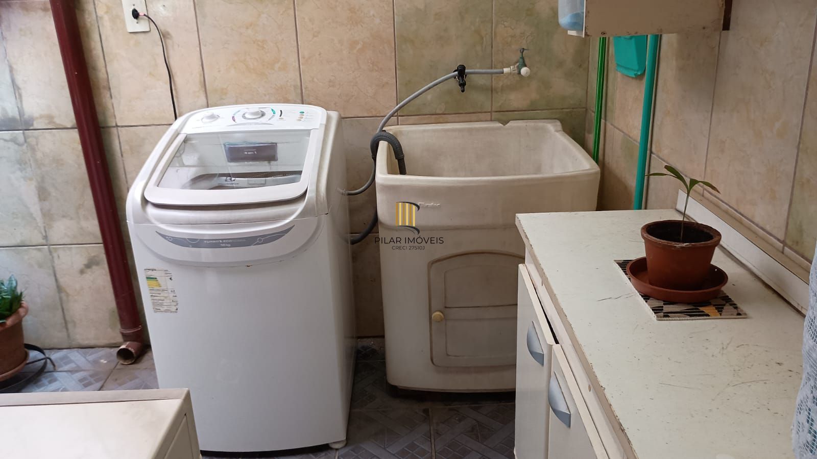 Casa 3 dormitórios, 1 suíte, 2 vagas, Bairro Monte Carlo