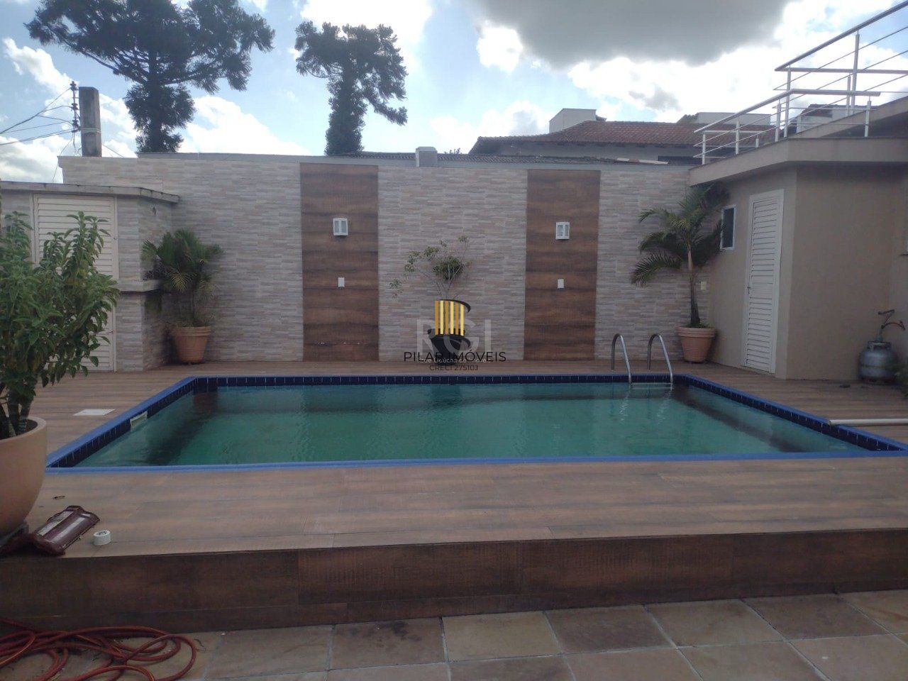 Casa sobrado mobiliado, 4 dormitórios, 1 suíte, 4 vagas de garagem, Bairro Bom Principio