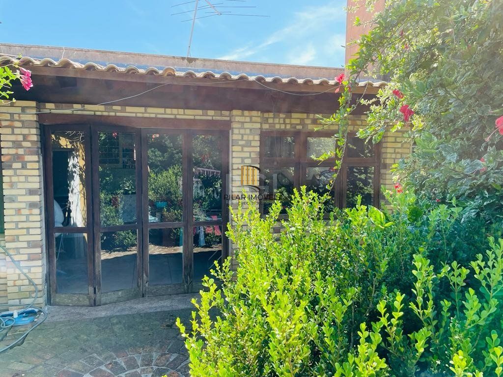 Casa semi mobiliada, 3 dorms, 3 vagas de garagem, Bairro Ponta Porã
