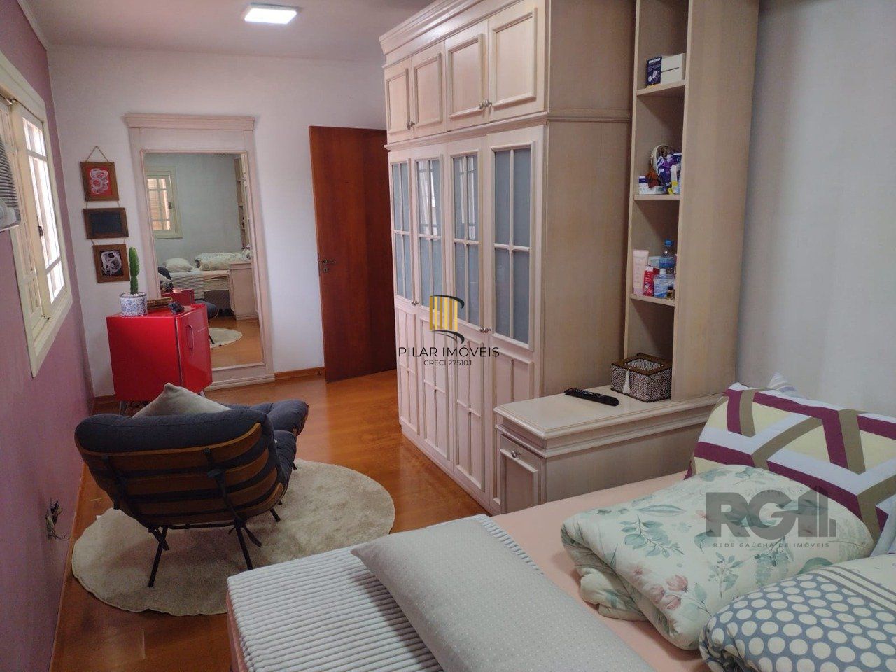 Casa semi mobiliada, 4 dormitórios, 5 vagas Bairro Vila Cachoeirinha