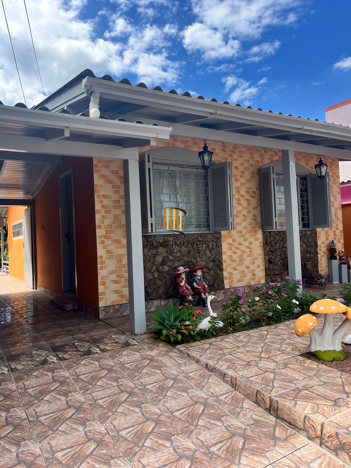 Casa 3 dormitórios, 1 suíte, 2 vagas, Bairro Parque Florido