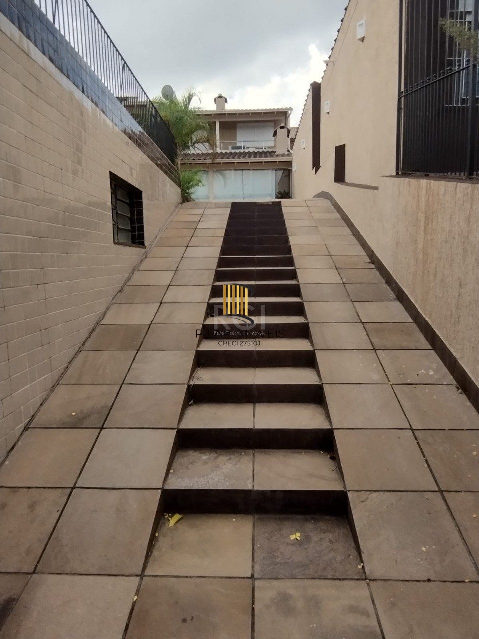 Casa sobrado mobiliado, 4 dormitórios, 1 suíte, 4 vagas de garagem, Bairro Bom Principio