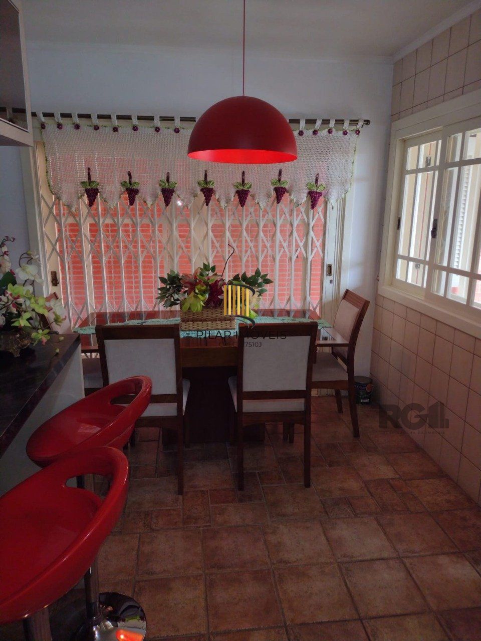 Casa semi mobiliada, 4 dormitórios, 5 vagas Bairro Vila Cachoeirinha