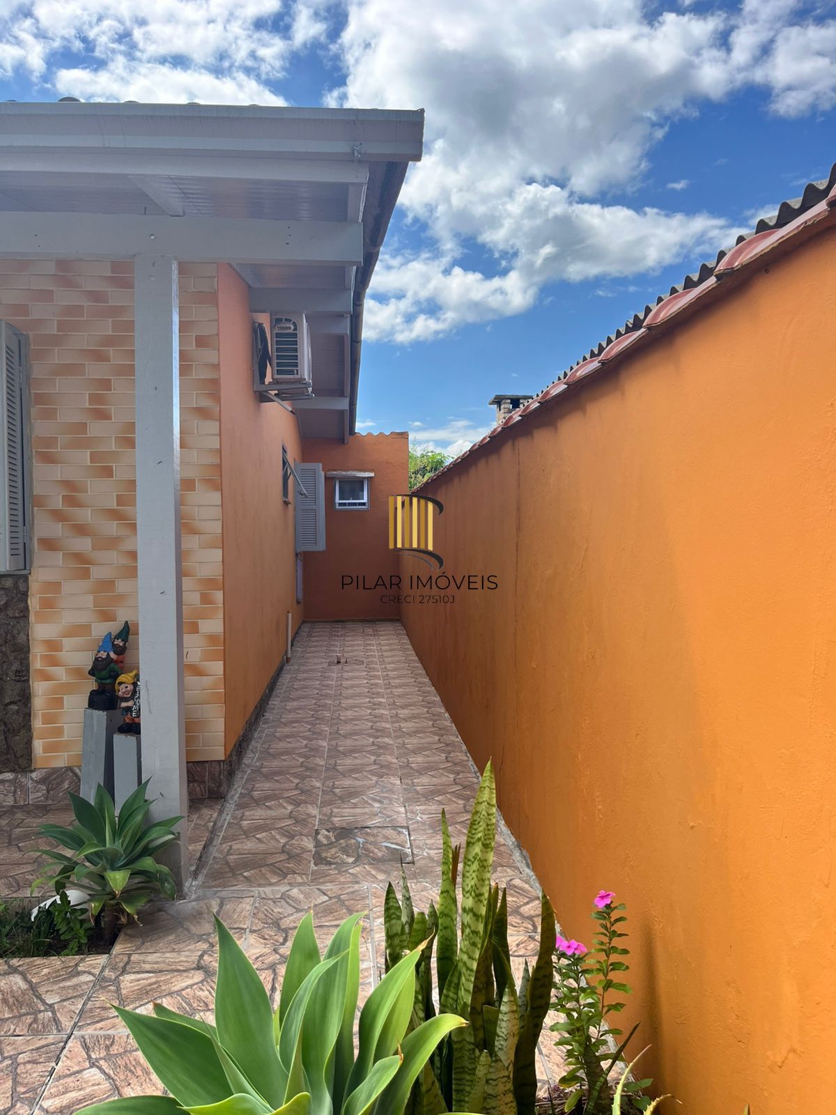 Casa 3 dormitórios, 1 suíte, 2 vagas, Bairro Parque Florido