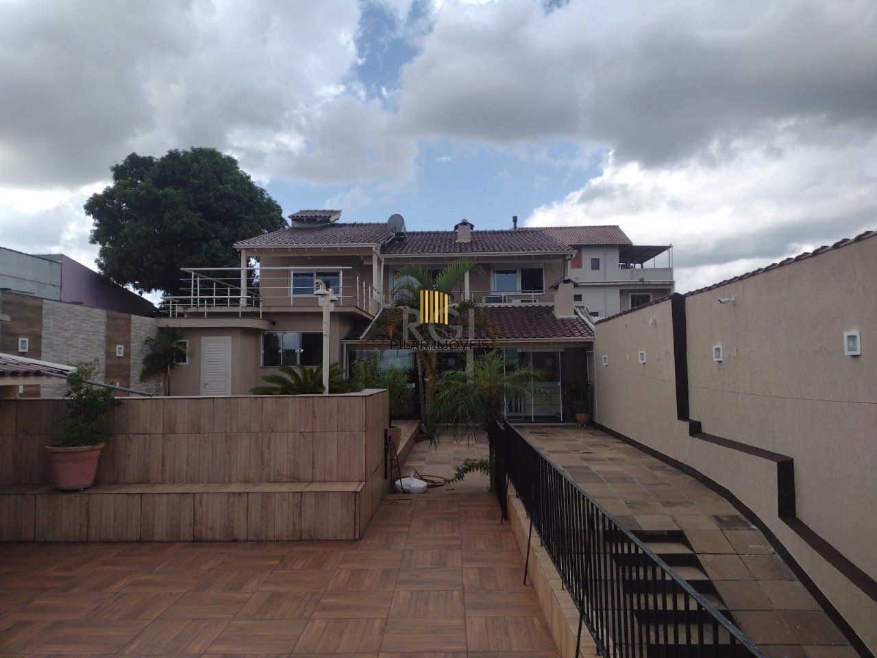 Casa sobrado mobiliado, 4 dormitórios, 1 suíte, 4 vagas de garagem, Bairro Bom Principio