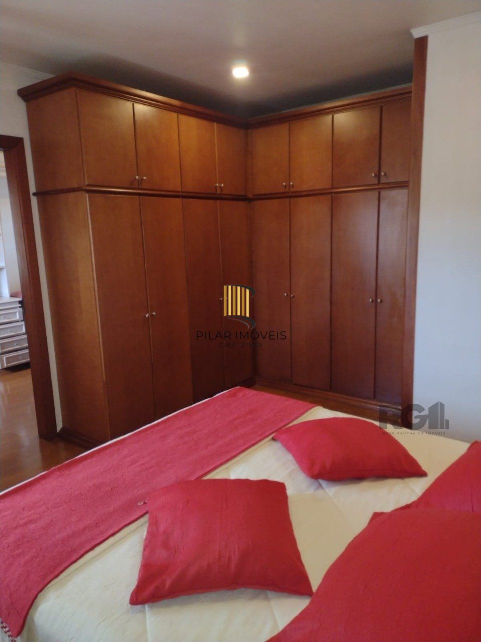 Casa semi mobiliada, 4 dormitórios, 5 vagas Bairro Vila Cachoeirinha